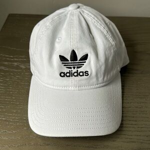 🚨 MOVING SALE! Unisex White Adidas Hat